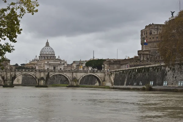 San Pietro and the Tiber — Stock Photo, Image