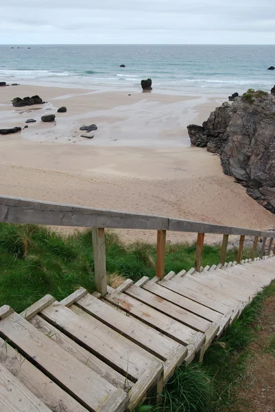 Merdivenlere bir kayalık plaj — Stok fotoğraf
