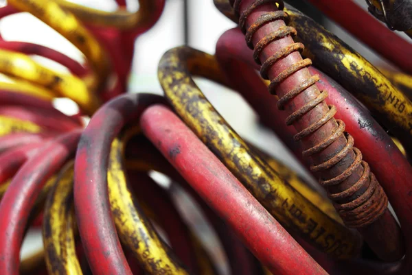 Красные и желтые кабели — стоковое фото