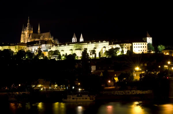 布拉格城堡在晚上 — 图库照片