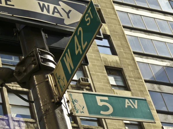 5th Avenue e 42nd Street — Fotografia de Stock