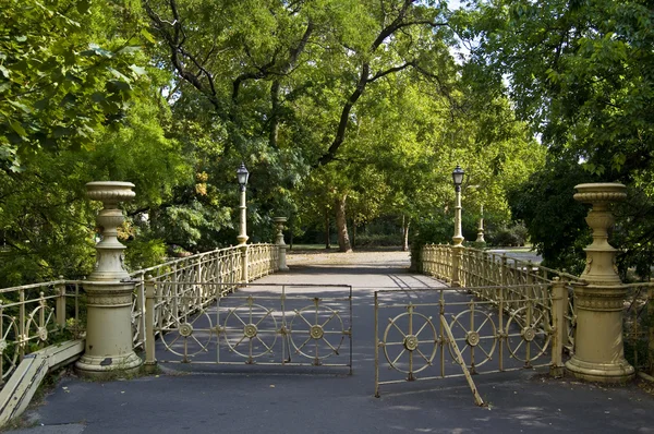 Bro i en park — Stockfoto