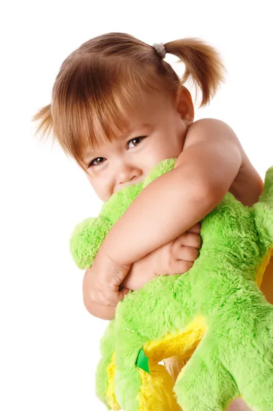 Söt flicka omfamna henne mjuk leksak — Stockfoto