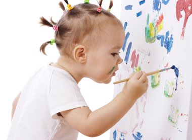 bir tahta üzerinde küçük kız boya