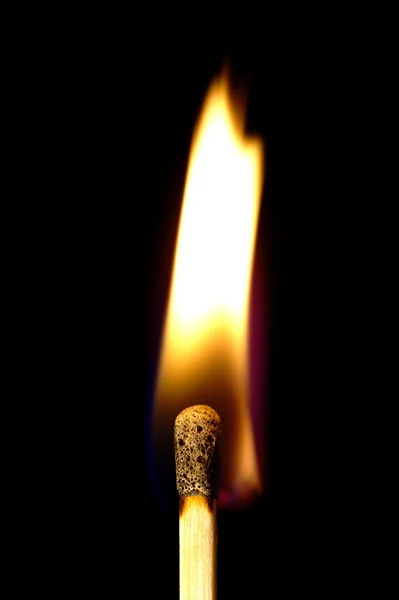 Égő gyufa fekete alapon — Stock Fotó
