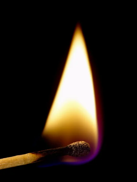 Fiammifero bruciante su uno sfondo nero — Foto Stock