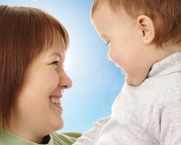 Szczęśliwą matką, patrząc na jej dziecko — Zdjęcie stockowe