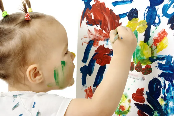 Bir beyaz tahta üzerinde küçük kız boya — Stok fotoğraf