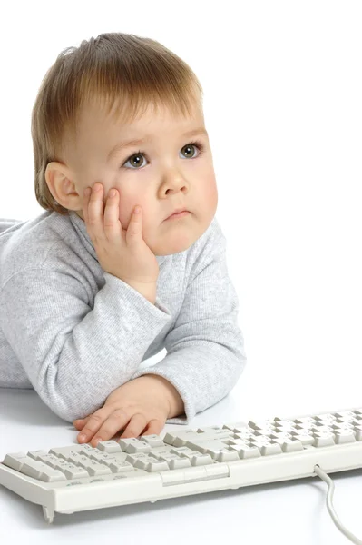 Niedliches Kind konzentriert sich auf Monitor — Stockfoto