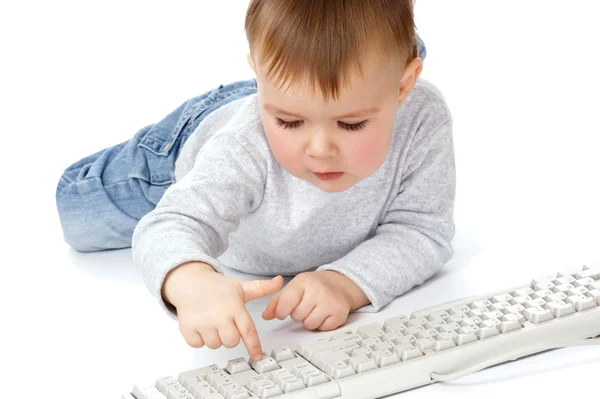 Lindo niño escribiendo en un teclado — Foto de Stock