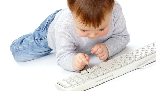 Lindo niño escribiendo en un teclado — Foto de Stock