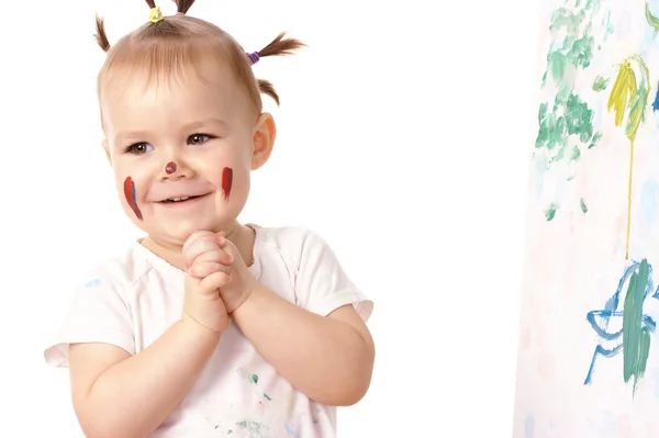 Маленькая девочка играет с красками — стоковое фото