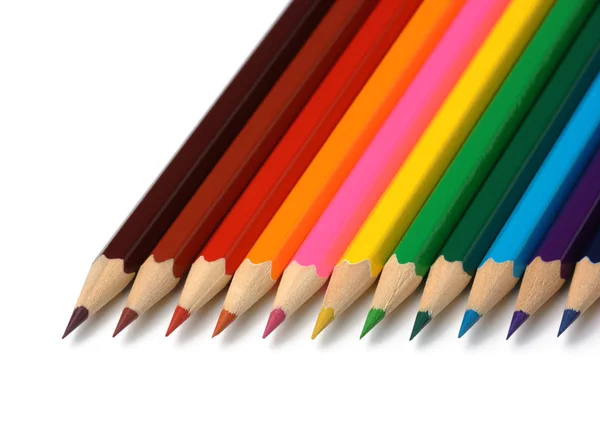 Kleurrijke kleurpotloden gerangschikt in lijn — Stockfoto