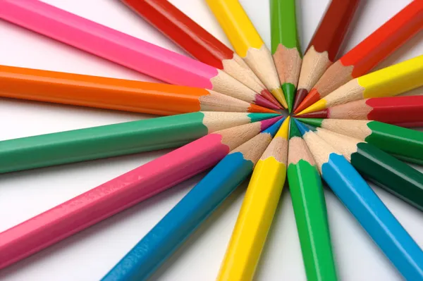 Daire şeklinde düzenlenmiş renkli boya kalemi — Stok fotoğraf
