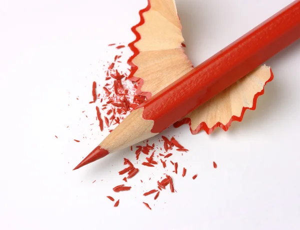 Talaş üzerinde keskinleşmiş kırmızı pastel — Stok fotoğraf