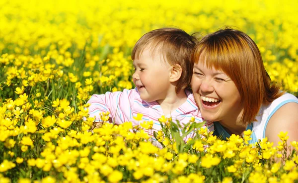 Mother and child play on meadow — Stock Photo, Image