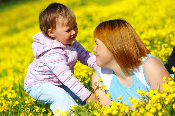 Mãe e criança brincam no prado — Fotografia de Stock