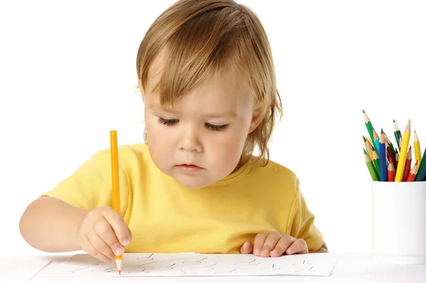 Preschooler zaměřuje na její kresba — Stock fotografie