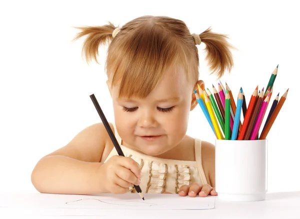 Милый ребенок рисует цветными карандашами — стоковое фото