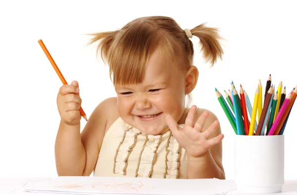 Dziecko zabawa z kredkami i uśmiech — Zdjęcie stockowe
