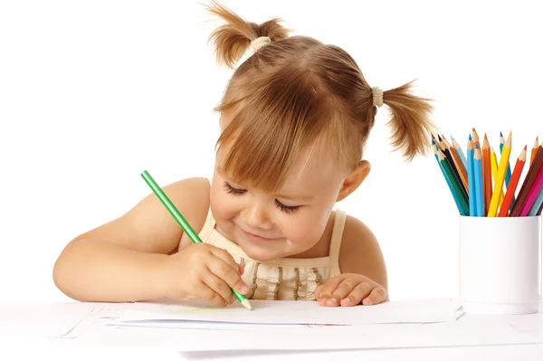 Kind tekenen met kleur potloden en glimlach — Stockfoto