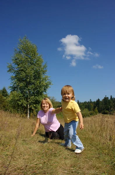Mãe e criança brincam ao ar livre — Fotografia de Stock