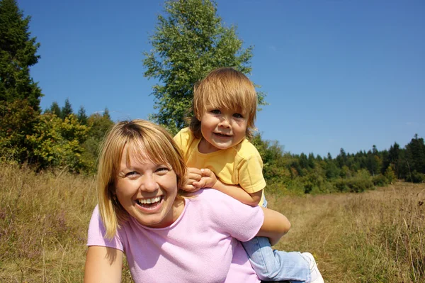 Mother and child play outdoors — Stock Photo, Image