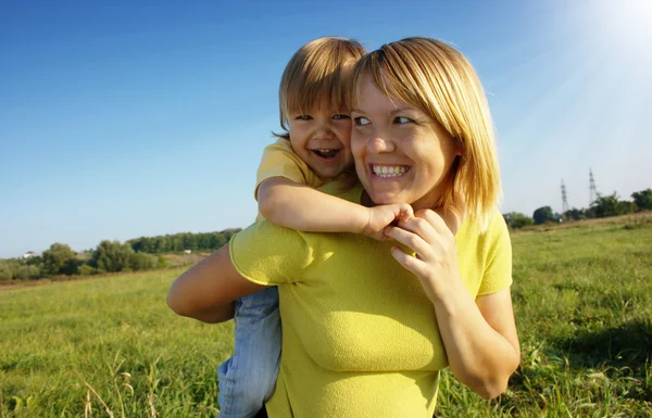 Мать и ребенок играют на открытом воздухе — стоковое фото