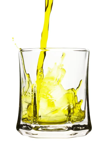 Sarı içki bardağına dökülür — Stok fotoğraf