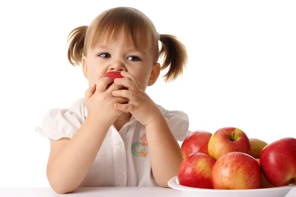 Criança come maçã vermelha — Fotografia de Stock