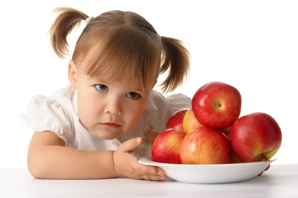 Enfant suspect avec des pommes — Photo