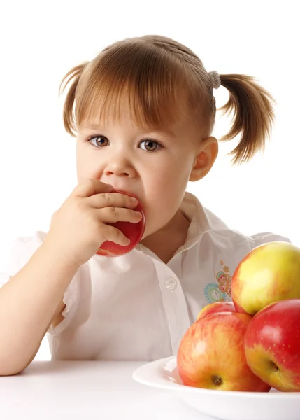 Dziecko zjada czerwone jabłko — Zdjęcie stockowe