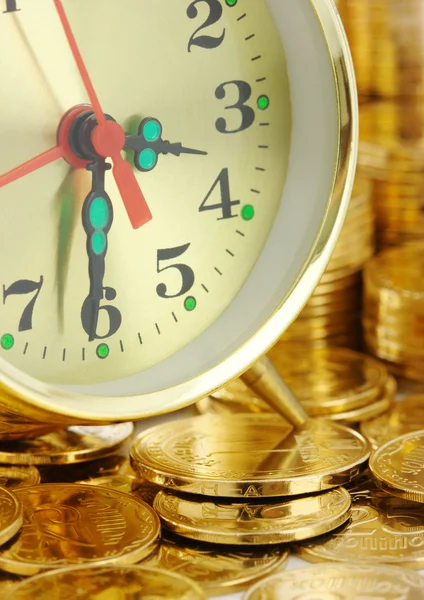 Часы циферблата и золотые монеты — стоковое фото