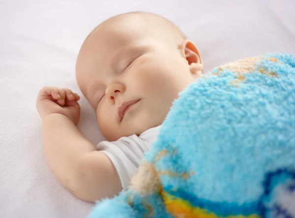 Słodkie dziecko śpi w łóżku — Zdjęcie stockowe