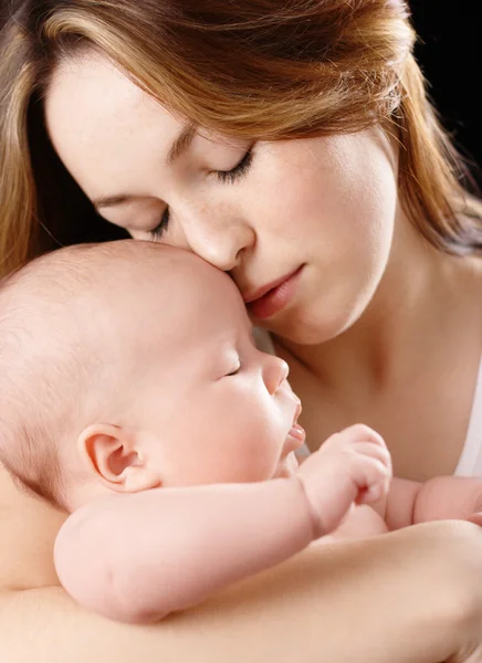 Mamma håller barnet drömmer — Stockfoto