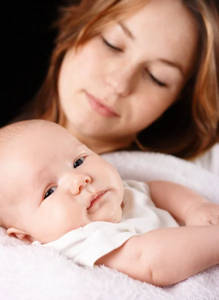 Mother and child, focus on child — Stock Photo, Image