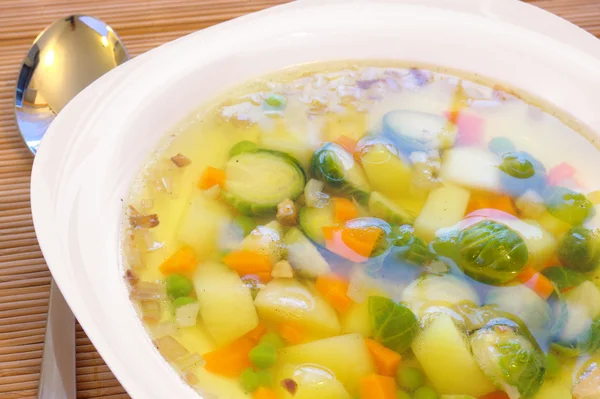 Овощной суп с брюсселями и горохом — стоковое фото