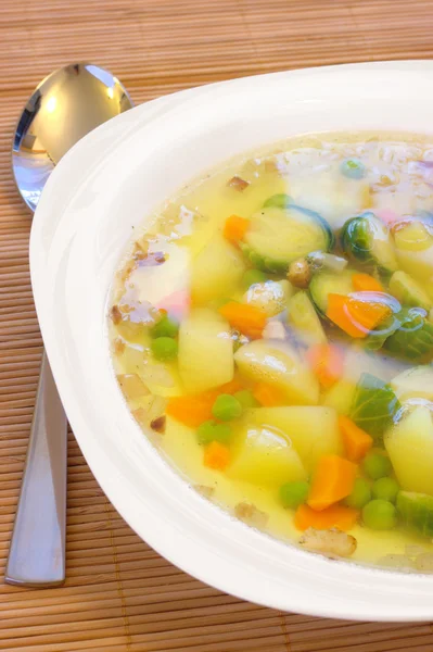 Овощной суп с брюсселями и горохом — стоковое фото