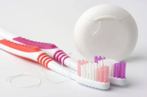 Två tandborstar och tandtråd — Stockfoto