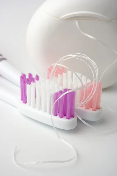 Дві зубні щітки та зубна нитка — стокове фото