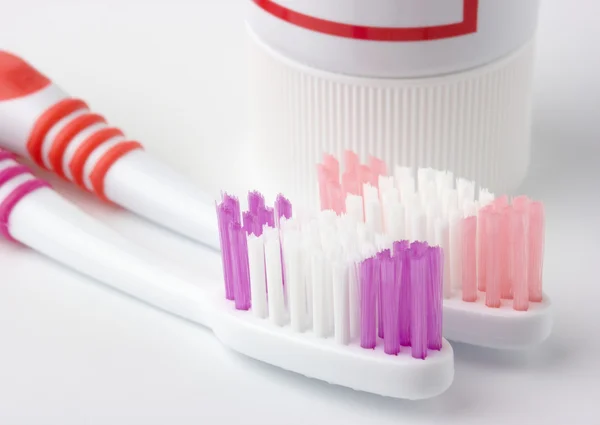 Dos cepillos de dientes y pasta de dientes —  Fotos de Stock