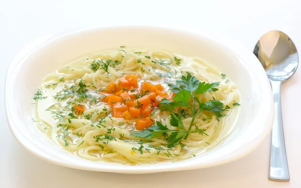 Куриный суп со спагетти — стоковое фото