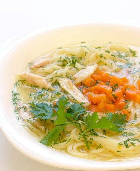 Куриный суп со спагетти — стоковое фото