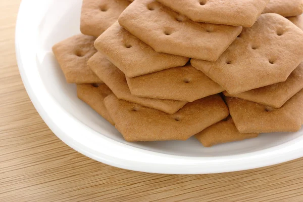 Braune Kekse auf Teller — Stockfoto
