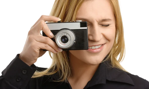 Mujer tomando una foto con cámara fotográfica —  Fotos de Stock