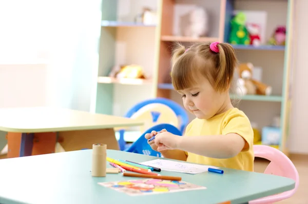 Klein meisje tekenen met de kleurmarkeringen — Stockfoto