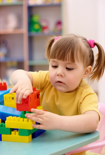 Девочка играет со строительными кирпичами — стоковое фото
