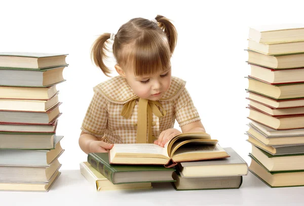Милая маленькая девочка читает книги — стоковое фото