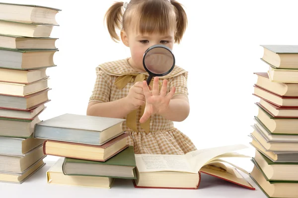 Маленькая девочка с книгами — стоковое фото