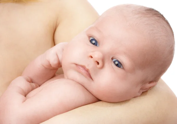 Neugeborenes in den Händen der Mutter — Stockfoto